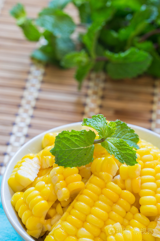 在一个碗里蒸的玉米
