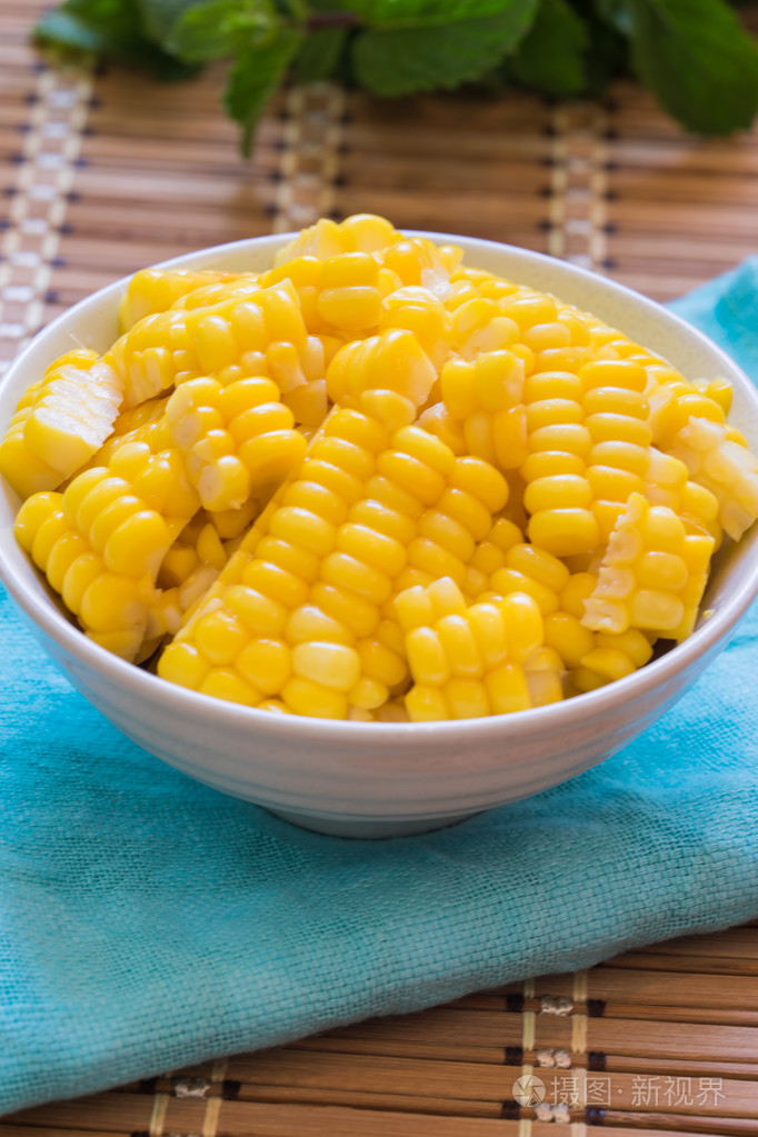 在一个碗里蒸的玉米