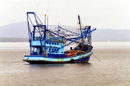 鱿鱼渔船在海洋上的查看在泰国的背景