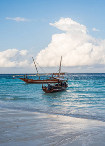 两个非洲船在岸边的美丽的海和天空的背景