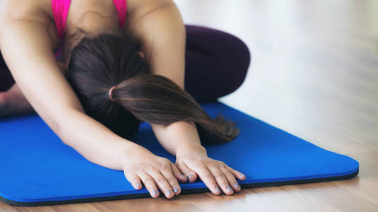 女人练习瑜伽体式在健身房
