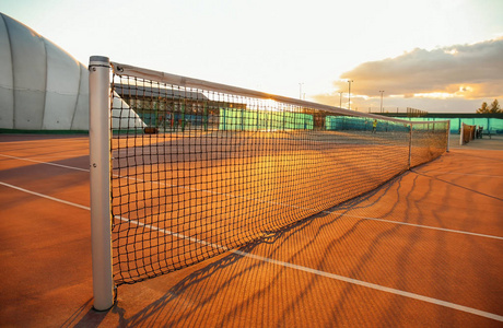 在日落的美丽网球场