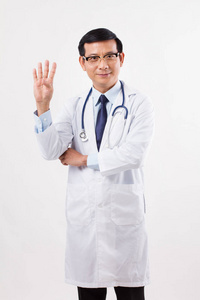 4 手指向上指的信心亚洲男医生