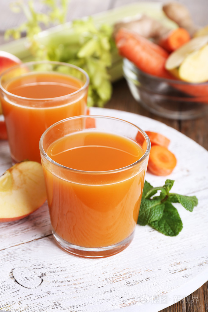 木制的桌子上的胡萝卜和苹果汁眼镜关闭照片-正版商用图片0c84dn-摄图
