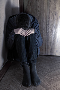 晚上房间角落伤心的少年,在一个角落里照片