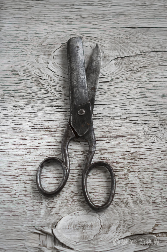 旧的老式剪刀海海岸に若い女性