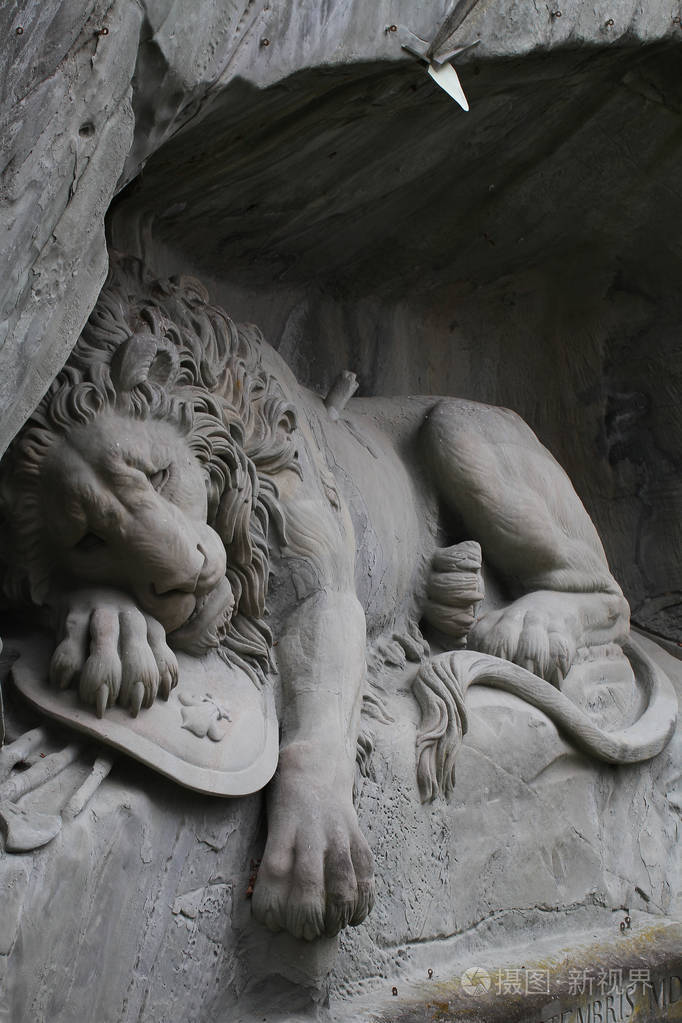 放下在瑞士卢塞恩有吸引力的雕塑具有里程碑意义的狮子雕像纪念碑