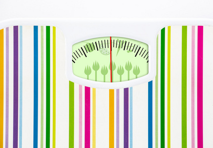 浴室磅秤与表盘上的水果 蔬菜和叉子图