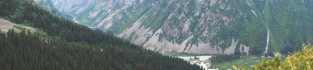 全景山脉，河流森林