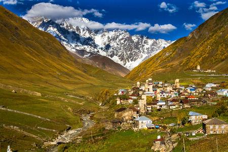 房屋 景观和 Ushguli 而流散各地塔