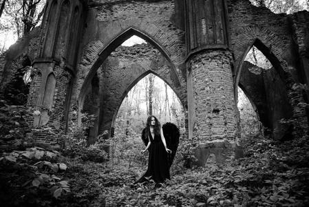 黑色翅膀的堕落的天使照片