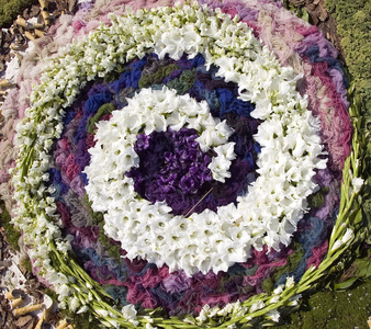 好旋流是由白色和紫色的花朵