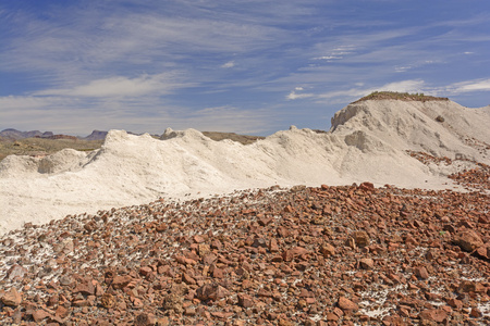 多彩的红色岩石上白色灰在沙漠中