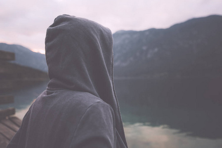 患抑郁症看看生病和无助抑郁症-伤感的青少年女子伤感的女子独自在