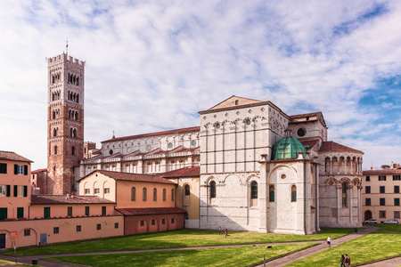 外观和钟塔的卢卡大教堂意大利