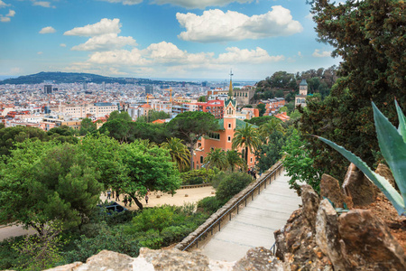 巴塞罗那和步行从路径的奎尔公园在炎热的夏天在西班牙的全景视图