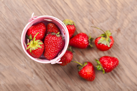 桶里的草莓成熟