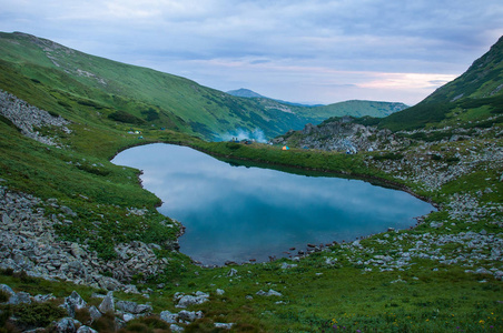 在山区的矶谷山下湖的全景照片图片