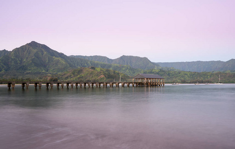 黎明和哈纳莱伊湾和码头在夏威夷考艾岛上的日出