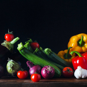 健康饮食的背景。五颜六色的蔬菜，木制的桌子上