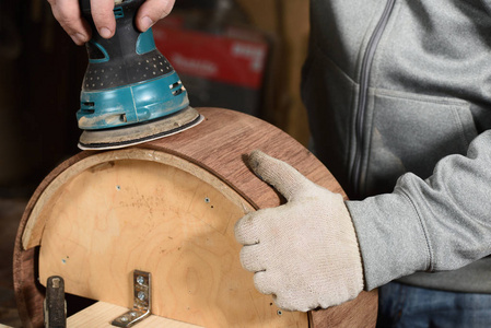 木匠磨削用砂纸打磨的手工木鼓照片