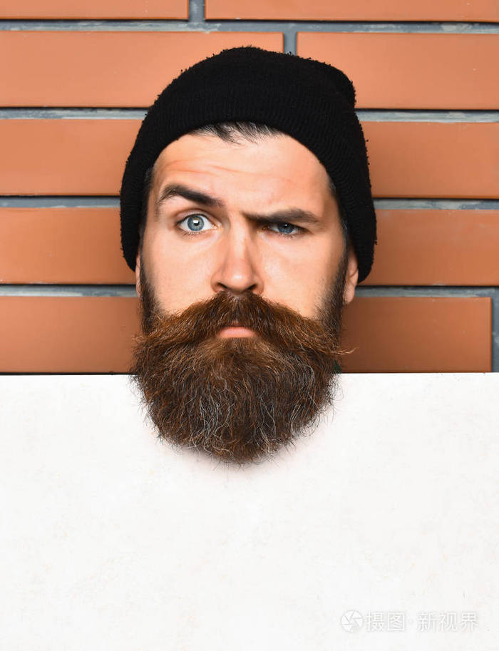 大胡子野蛮白种人时髦与白色纸张