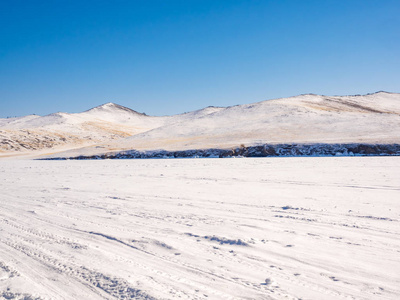 荒野的冷冻水覆盖着白雪的贝加尔湖