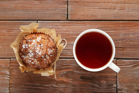 松饼杯茶木制的桌子上