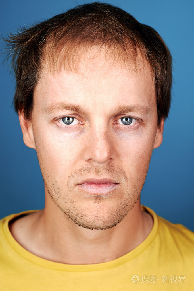 真正的男人脸看着相机