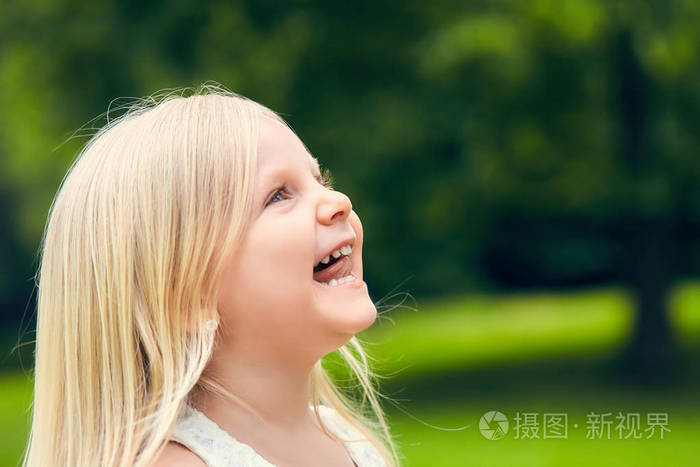 有趣的小女孩抬头微笑