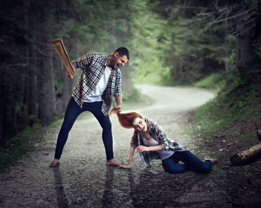 年轻男人打女人照片
