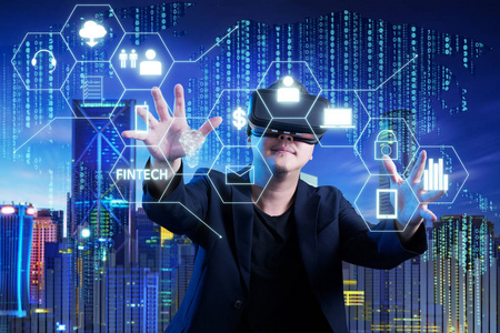 商人触摸 fintech 信息图标的数字虚拟屏幕用双手.高科技经营理念照片