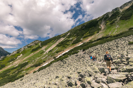 游客在塔特拉山，波兰山上攀登岩石的路径