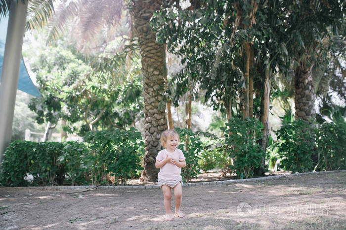 热带花园里的宝贝女儿