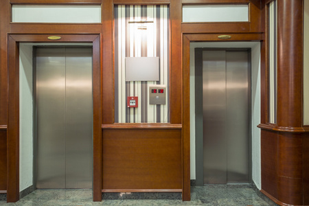 在现代建筑中的两部电梯