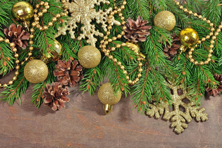 金色圣诞装饰品和云杉分支和