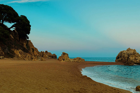 地中海海滩附近卡莱利亚在布拉瓦海岸，西班牙