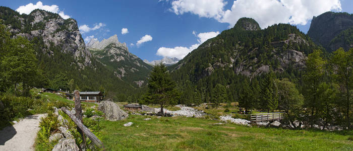 意大利夏天的高山徒步旅行 探索自然公园的美景