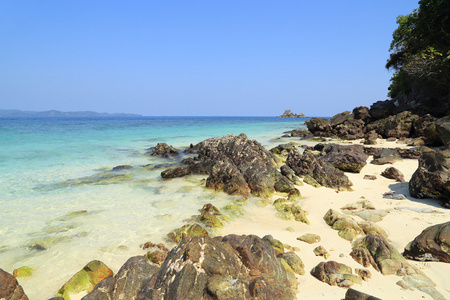 在 Koh Khai Nok 海岩石海滩