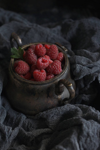 在老式碗新鲜树莓