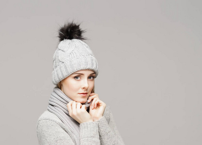 美丽的女人在冬天帽子图片