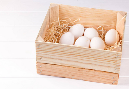 在木盒子里的白色的卵