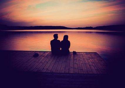 心的线性剪影与手, 拥抱心脏, 爱和关心的概念, 愉快的情人节情侣相拥