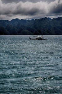 从一艘船在美丽的全景海岸线的海和岩石