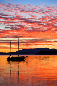 帆船在日落时在西海岸的不列颠哥伦比亚省