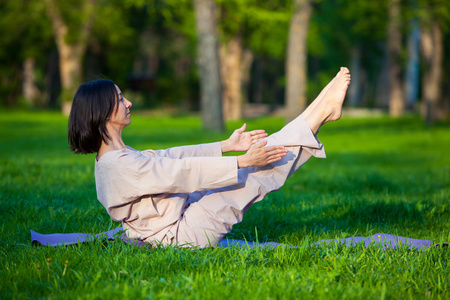 早晨,用树背景练瑜伽照片