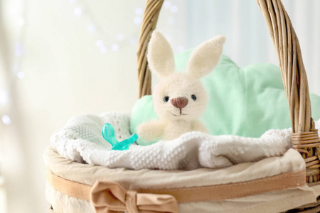 逗人喜爱编织的玩具兔子在柳条篮子