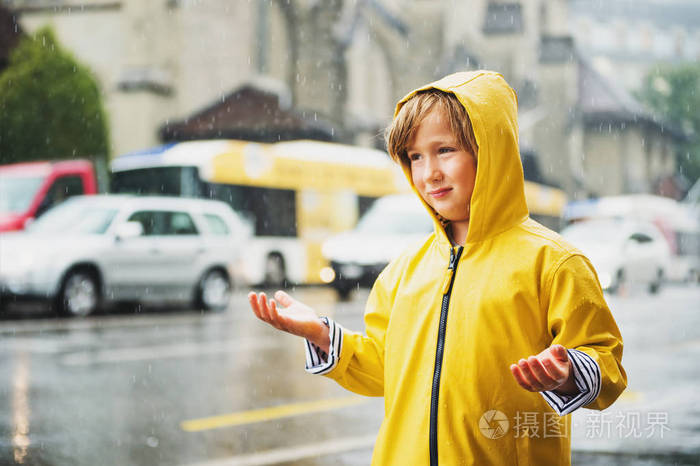 穿上小雨衣进入图片