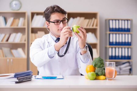 科学家研究各种食物中的营养图片