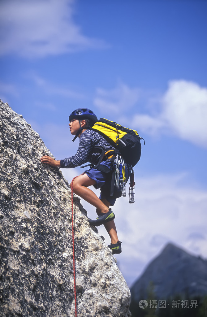 小男孩的攀岩